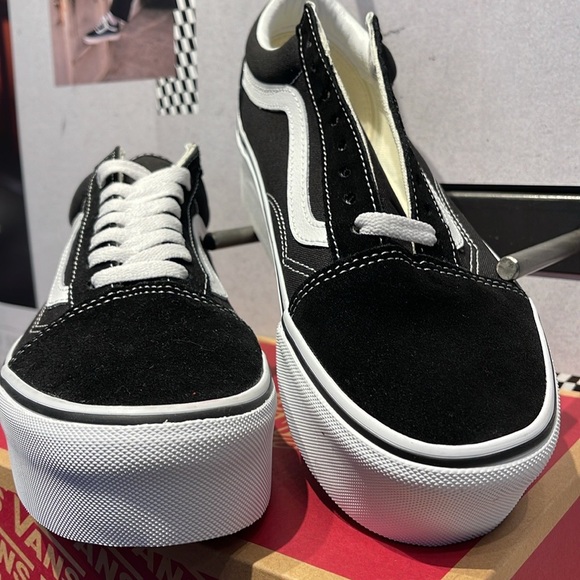 Vans WMNS Old Skool Stackform Suede/Canvas Black/True Wht
VN0A7Q5M6BT Platform - Picture 6 of 16